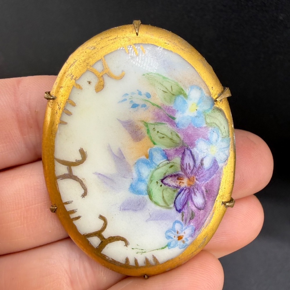 Vintage Hand Painted Porcelain Brooch‎ Gold Tone Flower